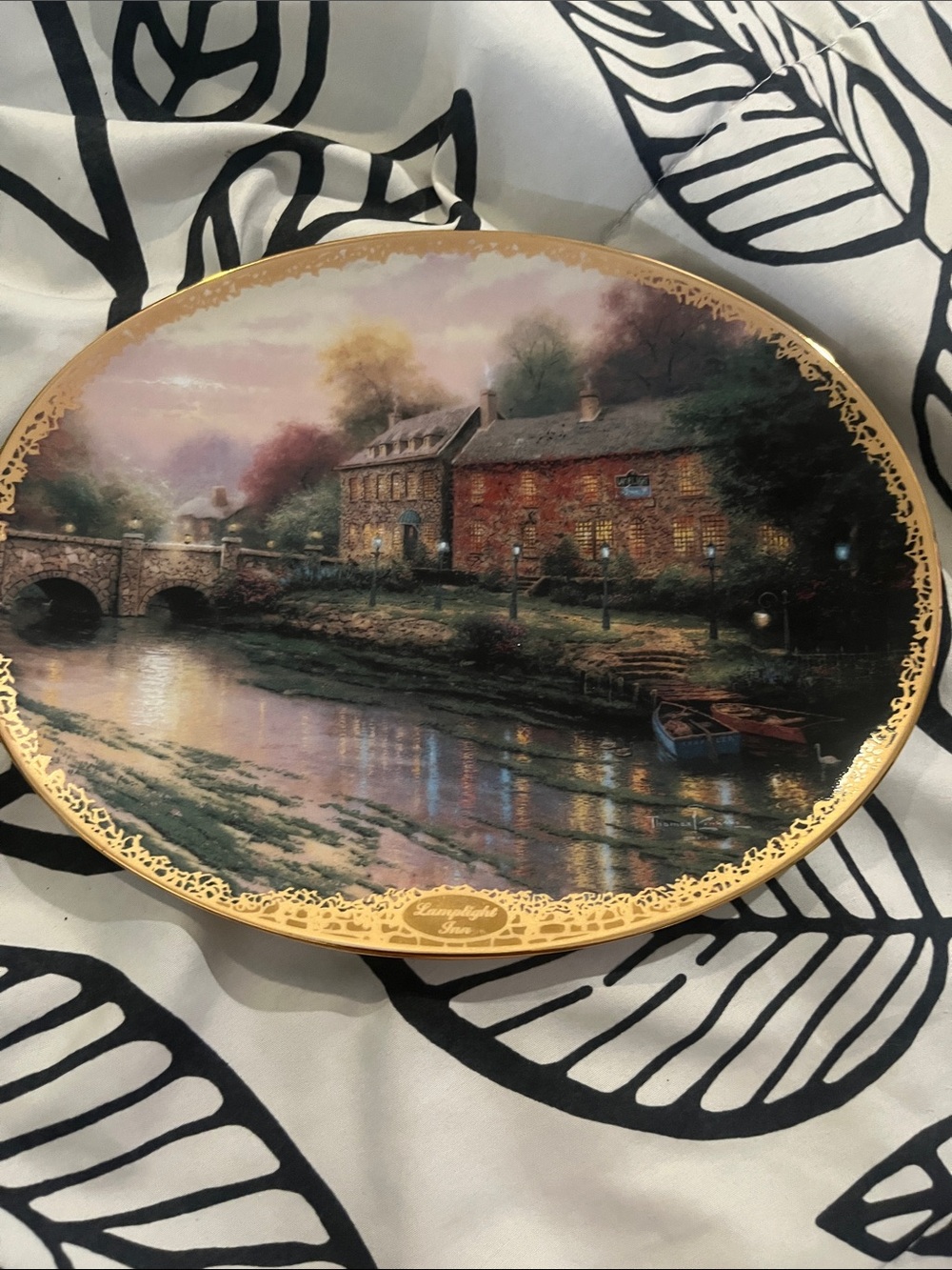 Thomas Kinkade Lamplight Inn collectors plate from Bradford Exchange
